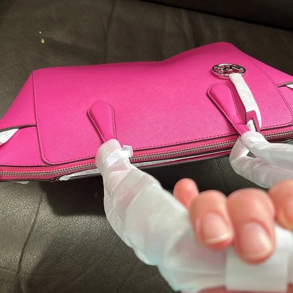 Michael Kors cerise leather Medium tote - Picture 6 of 11